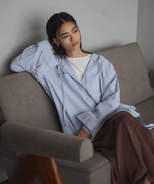CRAFT STANDARD BOUTIQUE(クラフトスタンダードブティック)の「フーディーオーバーサイズシャツ(シャツ/ブラウス・レディース・サックスブルー/ライトベージュ/チャコールグレー・FREE)」の3枚目の写真