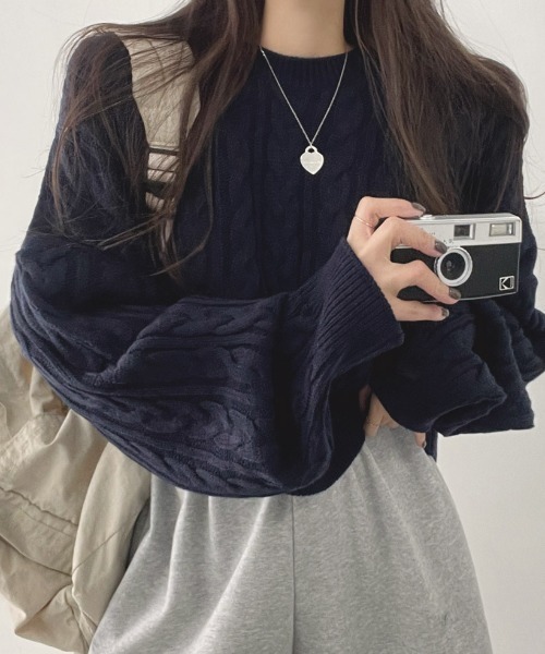 FAVORITO(ファヴォリート)の「長袖ショートニットトップス(ニット/セーター・レディース・ベージュ/ネイビー・F)」の2枚目の写真