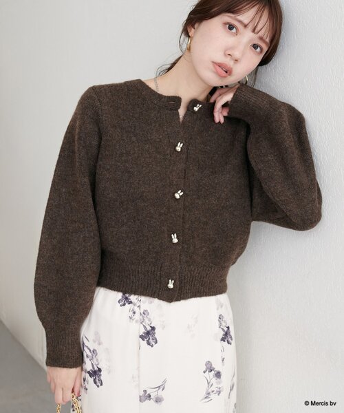 natural couture(ナチュラルクチュール)の「【miffyコラボ】miffy釦ニットカーデ(カーディガン/ボレロ・レディース・ブラウン/ピンク/ブルー/グレー/オフホワイト/グレイッシュベージュ・FREE)」の2枚目の写真