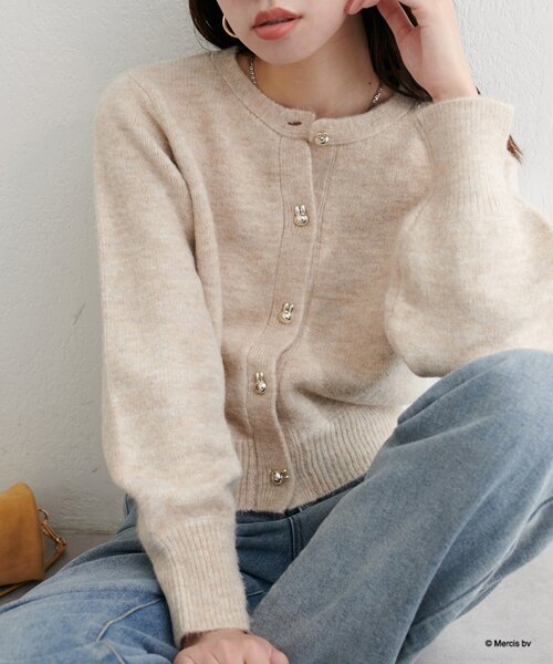 natural couture(ナチュラルクチュール)の「【miffyコラボ】miffy釦ニットカーデ(カーディガン/ボレロ・レディース・ブラウン/ピンク/ブルー/グレー/オフホワイト/グレイッシュベージュ・FREE)」の4枚目の写真