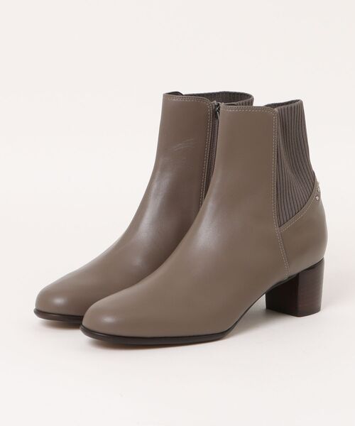 J&M Davidson(ジェイアンドエムデヴィッドソン)の「バックゴアショートブーツ(ブーツ・レディース・サンドベージュ/ブラック・23.5cm/22.5cm/23.0cm/24.5cm/24.0cm)」の2枚目の写真