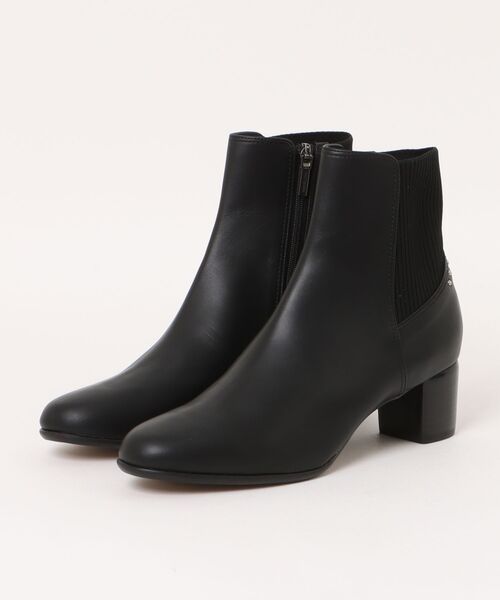 J&M Davidson(ジェイアンドエムデヴィッドソン)の「バックゴアショートブーツ(ブーツ・レディース・サンドベージュ/ブラック・23.5cm/22.5cm/23.0cm/24.5cm/24.0cm)」の1枚目の写真