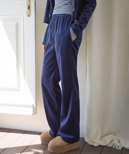 muahmuah(ムーアムーア)の「A'GEM/9 × .kom 『muah muah/ムーアムーア』 LOGO STITCH VELVET TRAINING PANTS/ベルベット ロゴ ステッチパンツ(スウェットパンツ・レディース・ネイビー/ピンク/グレー/ブラック・FREE)」の2枚目の写真