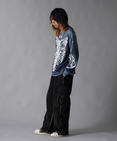 Theater code（シアターコード）の「【60%OFF】All-over print Crewneck jersey shirt / オーバープリント クルーネックスウェット（スウェット・メンズ・ブラック/ブラック×レッド・M/L）」の4枚目の写真