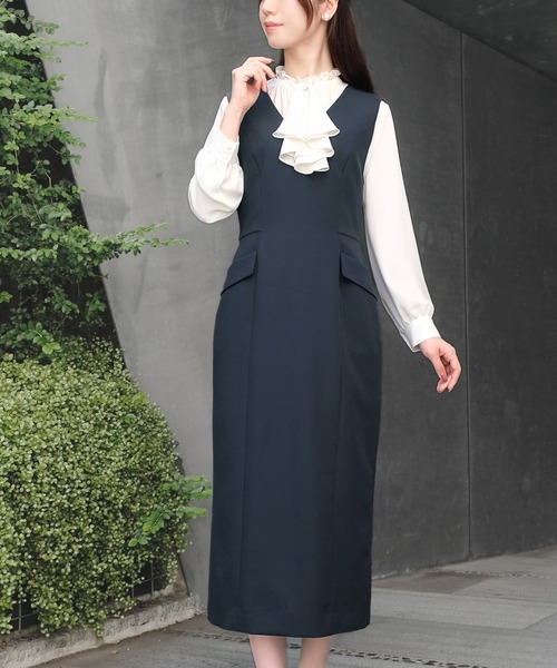 STRAWBERRY-FIELDS（ストロベリーフィールズ）の「サスティクロス_Vネックジャンパースカート（ジャンパースカート・レディース・ベージュ/ネイビー・2）」の3枚目の写真