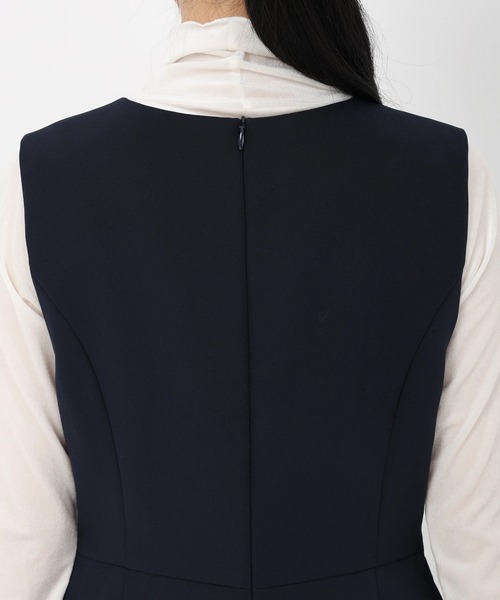 STRAWBERRY-FIELDS（ストロベリーフィールズ）の「サスティクロス_Vネックジャンパースカート（ジャンパースカート・レディース・ベージュ/ネイビー・2）」の12枚目の写真