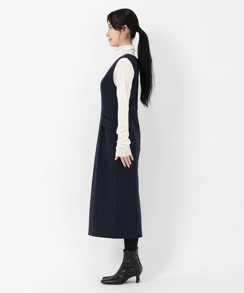 STRAWBERRY-FIELDS（ストロベリーフィールズ）の「サスティクロス_Vネックジャンパースカート（ジャンパースカート・レディース・ベージュ/ネイビー・2）」の9枚目の写真