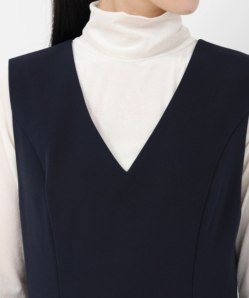 STRAWBERRY-FIELDS（ストロベリーフィールズ）の「サスティクロス_Vネックジャンパースカート（ジャンパースカート・レディース・ベージュ/ネイビー・2）」の11枚目の写真