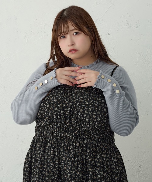 Louiosy(ルオシー)の「【大きいサイズ】袖ボタンフリルネックリブニット(ニット/セーター・レディース・オフホワイト/ブルー・4L/X-LARGE/3L)」の2枚目の写真