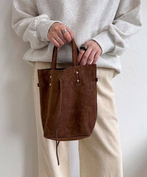 AULENTTI(オウレンティ)の「【AULENTTI/オーレンティ】スエードバケツトートチェーンショルダーバッグ(ショルダーバッグ・レディース・ブラウン/キャメル・FREE)」の2枚目の写真