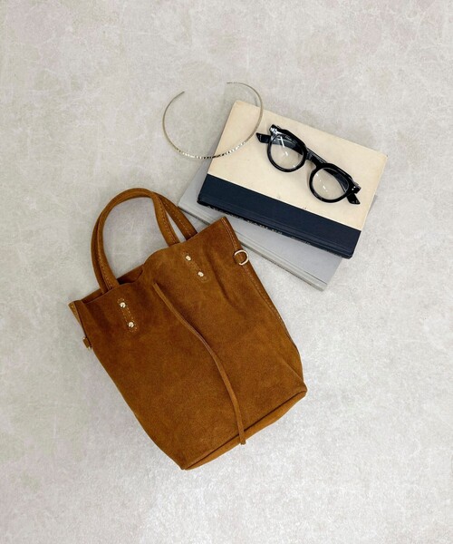 AULENTTI(オウレンティ)の「【AULENTTI/オーレンティ】スエードバケツトートチェーンショルダーバッグ(ショルダーバッグ・レディース・ブラウン/キャメル・FREE)」の4枚目の写真