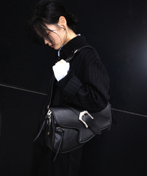 IUGAMAKARAS（イウガマカラス）の「Bumpy Buckle Holster Bag（ショルダーバッグ・レディース・その他・FREE）」の3枚目の写真