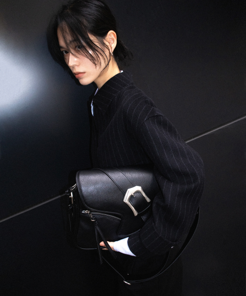 IUGAMAKARAS（イウガマカラス）の「Bumpy Buckle Holster Bag（ショルダーバッグ・レディース・その他・FREE）」の4枚目の写真