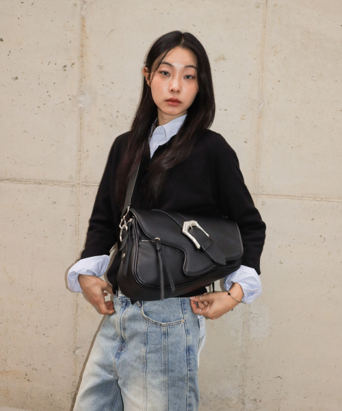 IUGAMAKARAS（イウガマカラス）の「Bumpy Buckle Holster Bag（ショルダーバッグ・レディース・その他・FREE）」の5枚目の写真