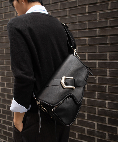 IUGAMAKARAS（イウガマカラス）の「Bumpy Buckle Holster Bag（ショルダーバッグ・レディース・その他・FREE）」の7枚目の写真