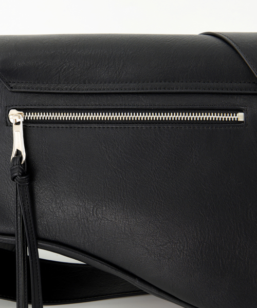 IUGAMAKARAS（イウガマカラス）の「Bumpy Buckle Holster Bag（ショルダーバッグ・レディース・その他・FREE）」の14枚目の写真