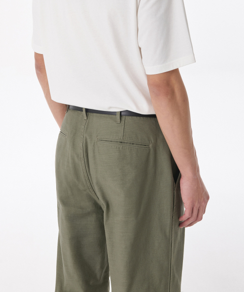 MUSINSA STANDARD（ムシンサスタンダード）の「ホワイトサテンテーパードオフィサーパンツ[オリーブ]（その他パンツ・メンズ・その他・38/42/36/32/30/31/33/27/28/29/40/34/26）」の3枚目の写真