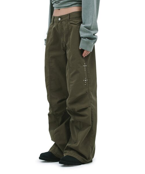 DEFGARMENTS(デフグラメンツ)の「【DEFGARMENTS】STUD PARACHUTE PANTS(その他パンツ・レディース・カーキ/ブラック・LARGE/MEDIUM/SMALL)」の2枚目の写真