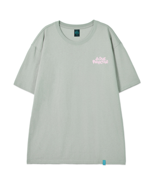 ASTRAL PROJECTION（アストラルプロジェクション）の「[ブラシグラフィティレタリングロゴ]コットンルーズフィット半袖Tシャツ_ダスティミント（Tシャツ/カットソー・メンズ・その他・LARGE/MEDIUM/X-LARGE/XX-LARGE）」の2枚目の写真