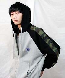 DEMARC（ドゥマーク）の「カモ配色フードジップアップジャンパーグレー（パーカー）」