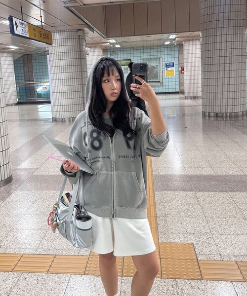 AMOU(アモウ)の「1982 Vintage Uniform hoodie zip up gray(パーカー・レディース・その他・FREE)」の3枚目の写真