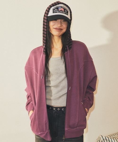 MAHAGRID(マハグリッド)の「mahagrid 『mahagrid/マハグリッド』 Pigment Stripe Mix Zip-Up Hoodie/ピグメントストライプミックスジップアップパーカー(パーカー・レディース・チャコールグレー/パープル・FREE)」の3枚目の写真