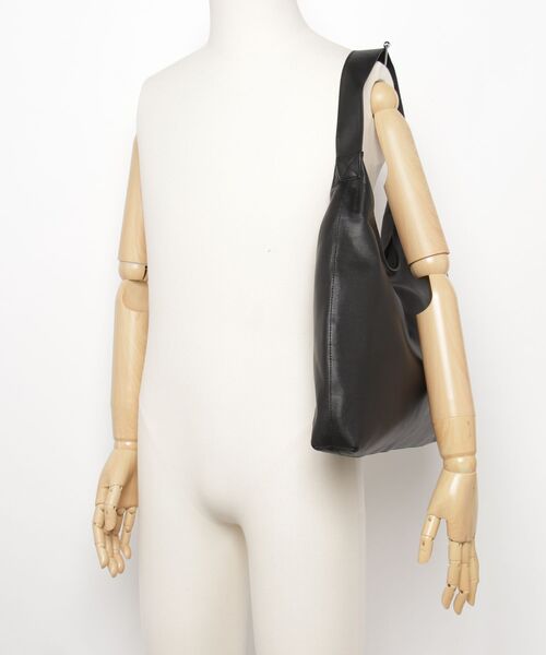 YArKA（ヤーカ）の「【YArKA/ヤーカ】real leather round design one handle big bag [wam10] / リアルレザーワンハンドルデザインビッグバッグ（トートバッグ・メンズ・ブラック・FREE）」の20枚目の写真