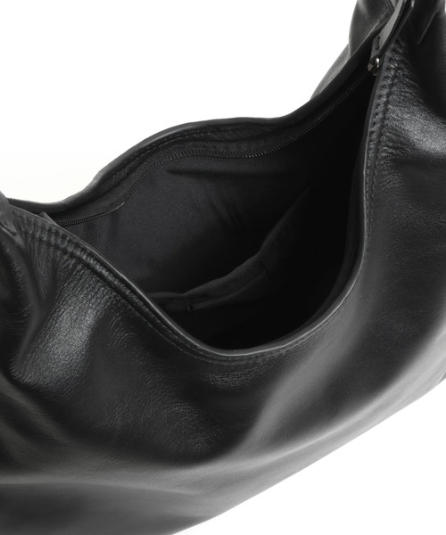 YArKA（ヤーカ）の「【YArKA/ヤーカ】real leather round design one handle big bag [wam10] / リアルレザーワンハンドルデザインビッグバッグ（トートバッグ・メンズ・ブラック・FREE）」の8枚目の写真