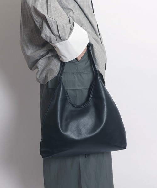 YArKA（ヤーカ）の「【YArKA/ヤーカ】real leather round design one handle big bag [wam10] / リアルレザーワンハンドルデザインビッグバッグ（トートバッグ・メンズ・ブラック・FREE）」の12枚目の写真