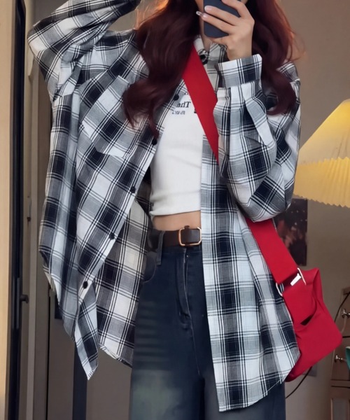 yuue' ( wear )(ユーイ)の「オーバーサイズチェック柄長袖シャツ/冷房対策 UVカット(シャツ/ブラウス・レディース・レッド/ブルー/ピンク/ライトブルー/ブルー系その他/ブラウン/レッド系その他/ブラック・FREE)」の2枚目の写真