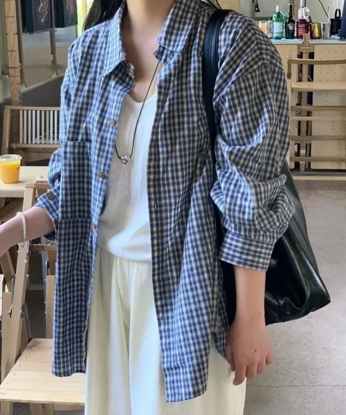 yuue' ( wear )(ユーイ)の「オーバーサイズチェック柄長袖シャツ/冷房対策 UVカット(シャツ/ブラウス・レディース・レッド/ブルー/ピンク/ライトブルー/ブルー系その他/ブラウン/レッド系その他/ブラック・FREE)」の11枚目の写真