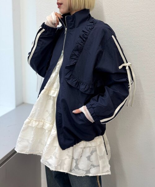 w closet(ダブルクローゼット)の「フリルナイロンブルゾン(ブルゾン・レディース・ピンク/ネイビー/アイボリー・SMALL/MEDIUM)」の3枚目の写真