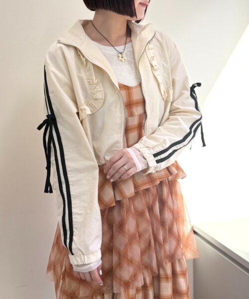 w closet(ダブルクローゼット)の「フリルナイロンブルゾン(ブルゾン・レディース・ピンク/ネイビー/アイボリー・SMALL/MEDIUM)」の5枚目の写真