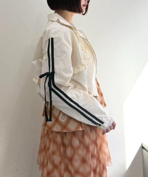 w closet(ダブルクローゼット)の「フリルナイロンブルゾン(ブルゾン・レディース・ピンク/ネイビー/アイボリー・SMALL/MEDIUM)」の6枚目の写真