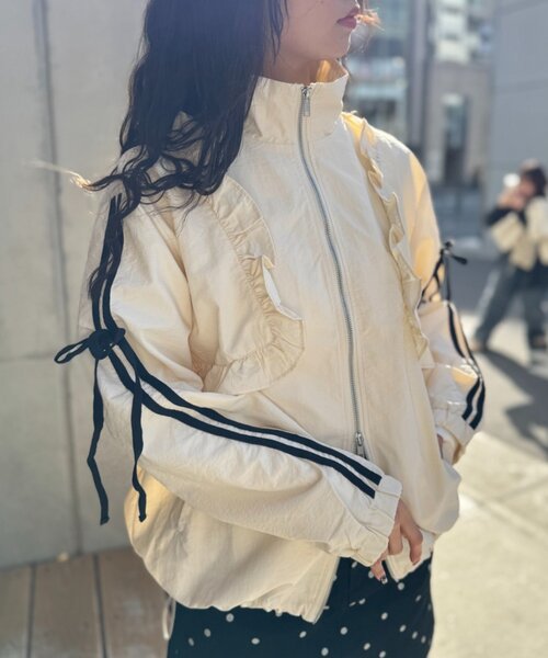 w closet(ダブルクローゼット)の「フリルナイロンブルゾン(ブルゾン・レディース・ピンク/ネイビー/アイボリー・SMALL/MEDIUM)」の12枚目の写真