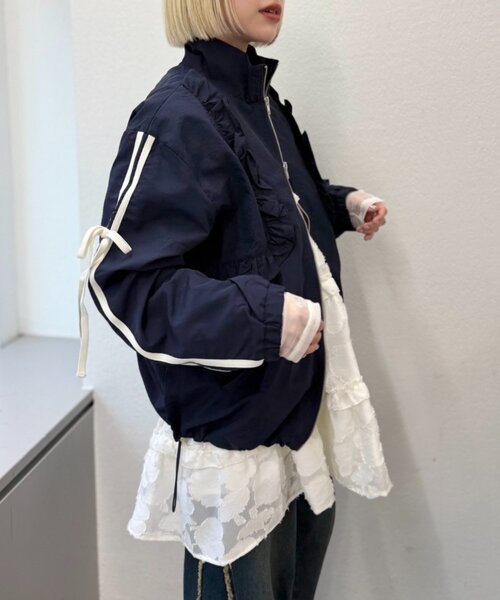 w closet(ダブルクローゼット)の「フリルナイロンブルゾン(ブルゾン・レディース・ピンク/ネイビー/アイボリー・SMALL/MEDIUM)」の12枚目の写真