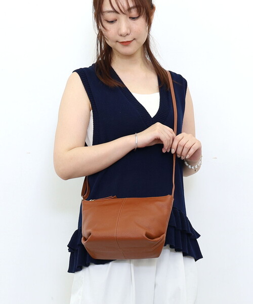 COOCO(クーコ)の「【牛革】シュリンクレザー台形ポシェット(ショルダーバッグ・レディース・ブラック/シルバー/ブルー/オフホワイト/グリーン/ブラウン・FREE)」の3枚目の写真