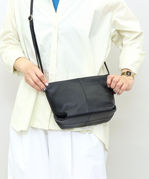 COOCO(クーコ)の「【牛革】シュリンクレザー台形ポシェット(ショルダーバッグ・レディース・ブラック/シルバー/ブルー/オフホワイト/グリーン/ブラウン・FREE)」の2枚目の写真