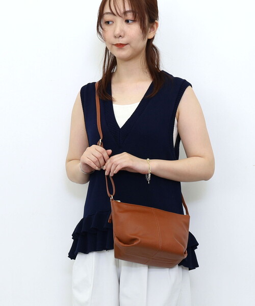 COOCO(クーコ)の「【牛革】シュリンクレザー台形ポシェット(ショルダーバッグ・レディース・ブラック/シルバー/ブルー/オフホワイト/グリーン/ブラウン・FREE)」の8枚目の写真