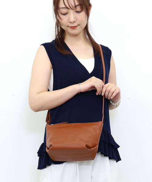 COOCO(クーコ)の「【牛革】シュリンクレザー台形ポシェット(ショルダーバッグ・レディース・ブラック/シルバー/ブルー/オフホワイト/グリーン/ブラウン・FREE)」の10枚目の写真