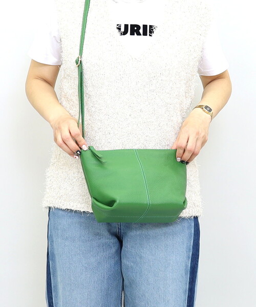 COOCO(クーコ)の「【牛革】シュリンクレザー台形ポシェット(ショルダーバッグ・レディース・ブラック/シルバー/ブルー/オフホワイト/グリーン/ブラウン・FREE)」の13枚目の写真