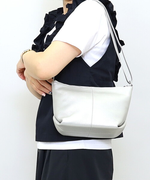 COOCO(クーコ)の「【牛革】シュリンクレザー台形ポシェット(ショルダーバッグ・レディース・ブラック/シルバー/ブルー/オフホワイト/グリーン/ブラウン・FREE)」の14枚目の写真