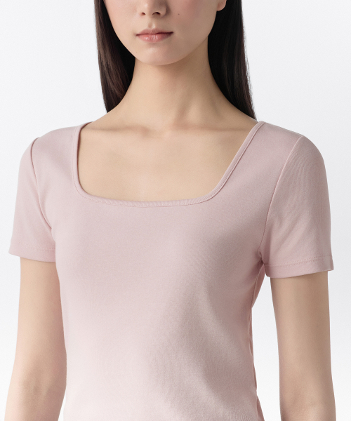 MUSINSA STANDARD WOMAN（ムシンサスタンダードウーマン）の「ウィメンズスリムスクエアネックTシャツ[デザートピンク]（Tシャツ/カットソー・レディース・その他・LARGE/SMALL/MEDIUM/X-LARGE/X-SMALL）」の4枚目の写真