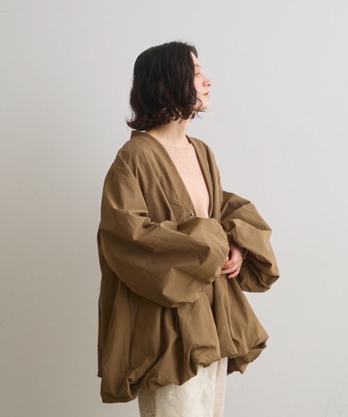 Crisp（クリスプ）の「Vネックバルーンライトジャケット（ブルゾン・レディース・ブラック/カーキ・FREE）」の2枚目の写真