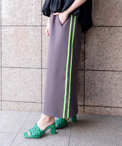DOLLUPOOPS(ドールアップウップス)の「Side Line Skirt(サイドラインスカート)(スカート・レディース・ライトベージュ/チャコール・FREE)」の1枚目の写真