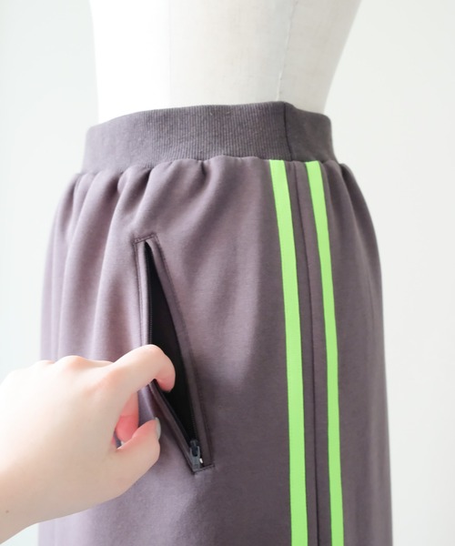 DOLLUPOOPS(ドールアップウップス)の「Side Line Skirt(サイドラインスカート)(スカート・レディース・ライトベージュ/チャコール・FREE)」の4枚目の写真