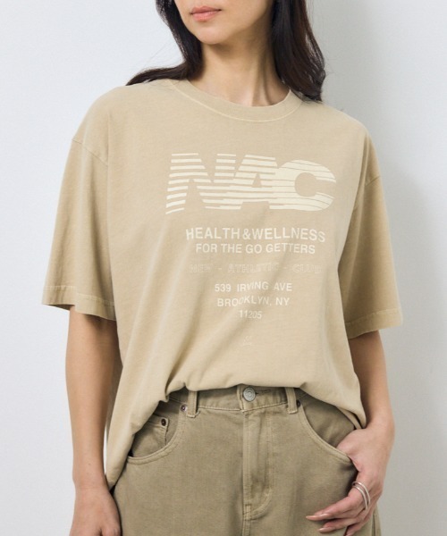 AZUL by moussy(アズールバイマウジー)の「NACピグメントプリントTシャツ(Tシャツ/カットソー・レディース・ベージュ/ライトブラック/オフホワイト・FREE)」の2枚目の写真
