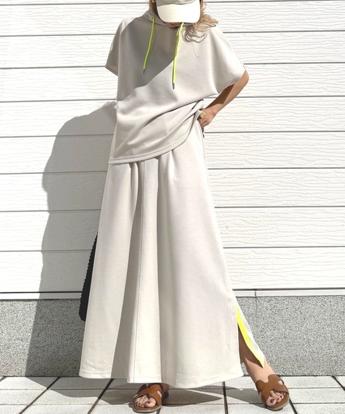 Q(キュー)の「サイドスリットフレアスカート(スカート・レディース・ライトベージュ・MEDIUM)」の1枚目の写真