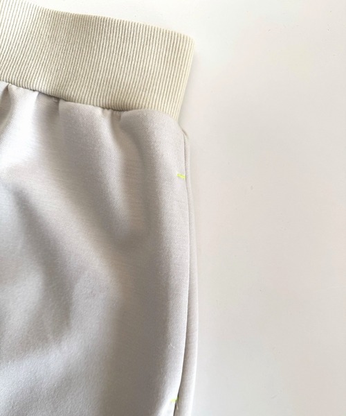 Q(キュー)の「サイドスリットフレアスカート(スカート・レディース・ライトベージュ・MEDIUM)」の2枚目の写真