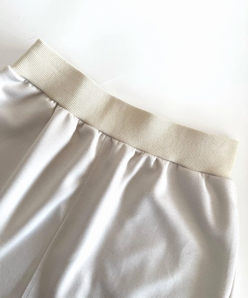 Q(キュー)の「サイドスリットフレアスカート(スカート・レディース・ライトベージュ・MEDIUM)」の3枚目の写真
